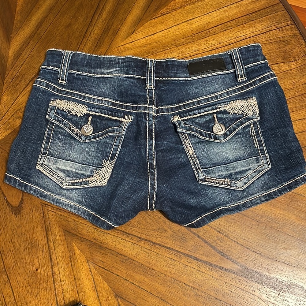 Daytrip Scorpio 27 Jean Shortie Shorts 2” inseam - Picture 3 of 5